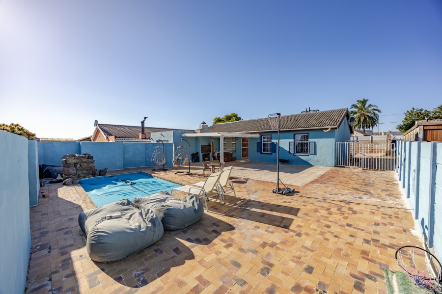 4 Bedroom Property for Sale in Bothasig Western Cape